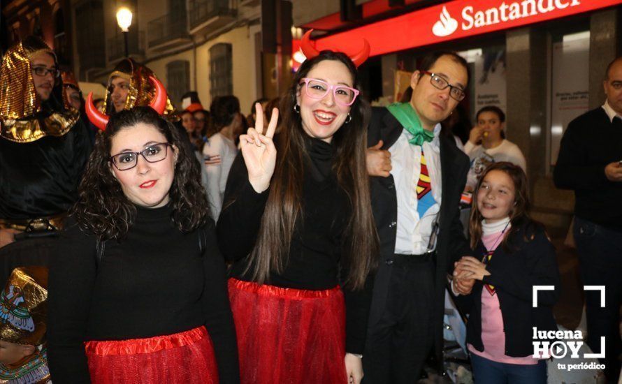 GALERÍA: Cientos de personas llenan de color y alegría el centro urbano con el pasacalles del Carnaval de Lucena