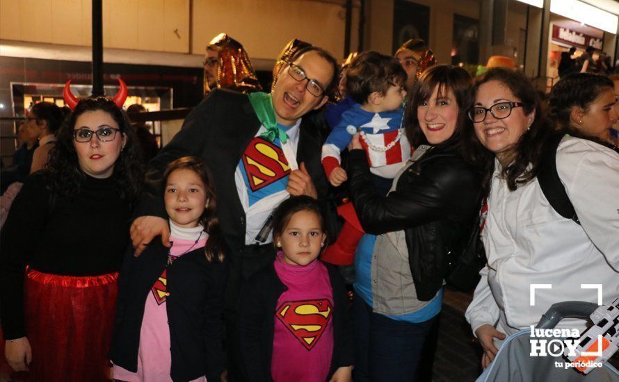 GALERÍA: Cientos de personas llenan de color y alegría el centro urbano con el pasacalles del Carnaval de Lucena