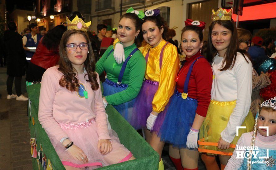 GALERÍA: Cientos de personas llenan de color y alegría el centro urbano con el pasacalles del Carnaval de Lucena