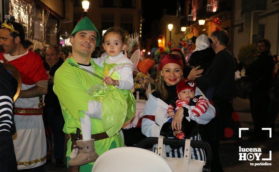 GALERÍA: Cientos de personas llenan de color y alegría el centro urbano con el pasacalles del Carnaval de Lucena