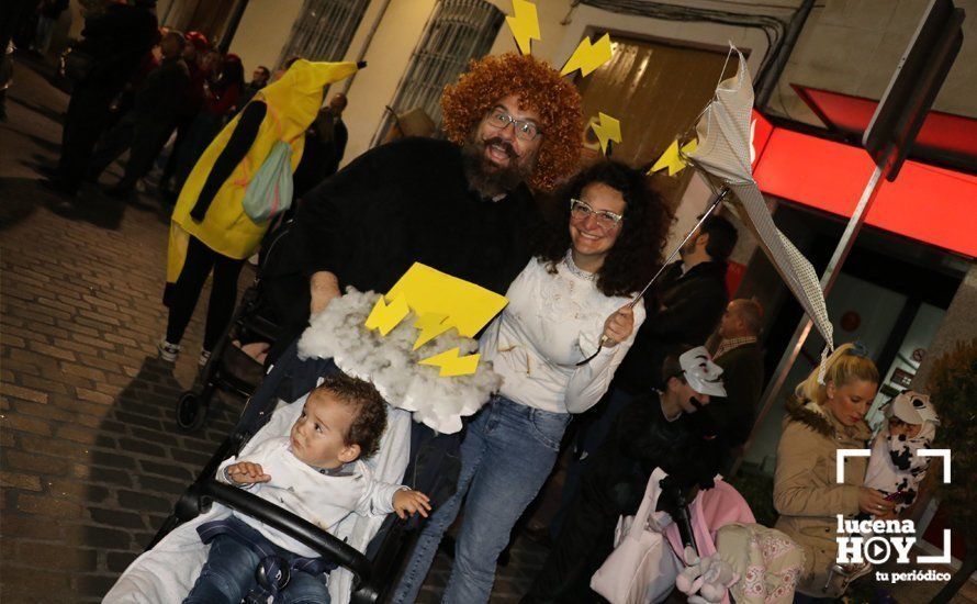 GALERÍA: Cientos de personas llenan de color y alegría el centro urbano con el pasacalles del Carnaval de Lucena