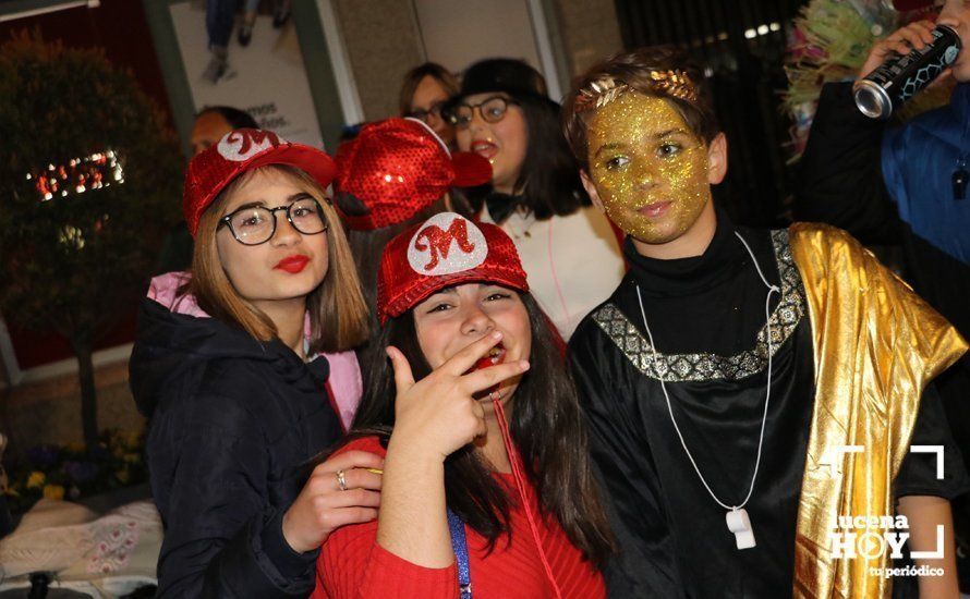 GALERÍA: Cientos de personas llenan de color y alegría el centro urbano con el pasacalles del Carnaval de Lucena