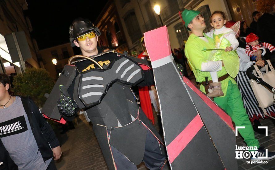 GALERÍA: Cientos de personas llenan de color y alegría el centro urbano con el pasacalles del Carnaval de Lucena