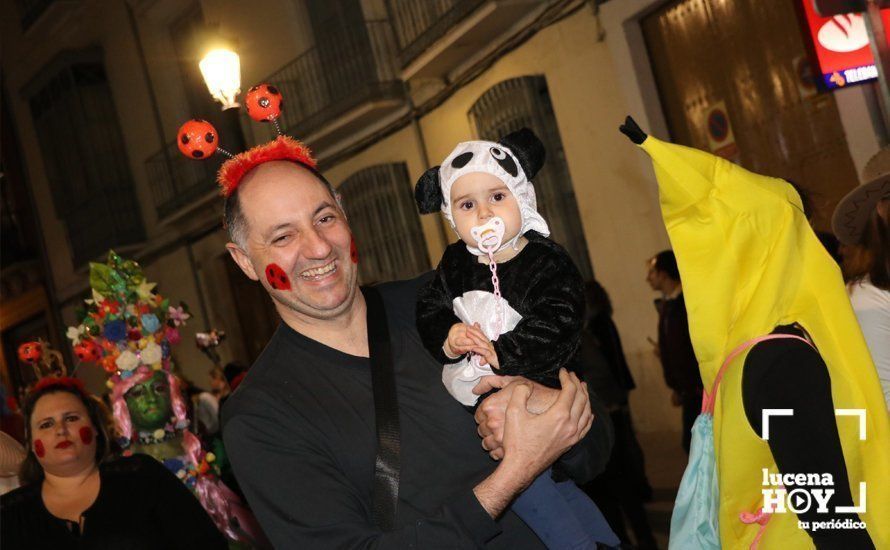 GALERÍA: Cientos de personas llenan de color y alegría el centro urbano con el pasacalles del Carnaval de Lucena