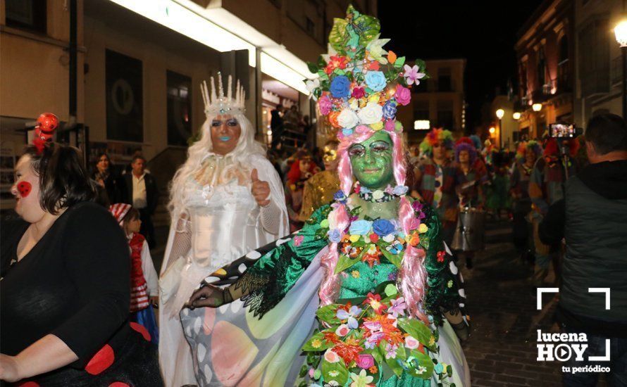 GALERÍA: Cientos de personas llenan de color y alegría el centro urbano con el pasacalles del Carnaval de Lucena