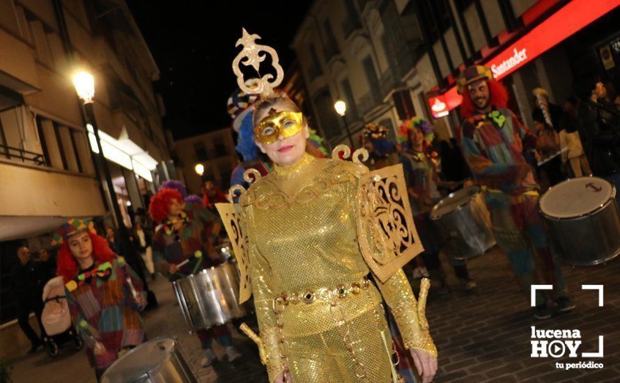 GALERÍA: Cientos de personas llenan de color y alegría el centro urbano con el pasacalles del Carnaval de Lucena