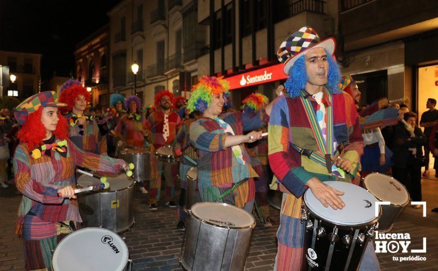 GALERÍA: Cientos de personas llenan de color y alegría el centro urbano con el pasacalles del Carnaval de Lucena