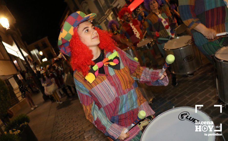 GALERÍA: Cientos de personas llenan de color y alegría el centro urbano con el pasacalles del Carnaval de Lucena