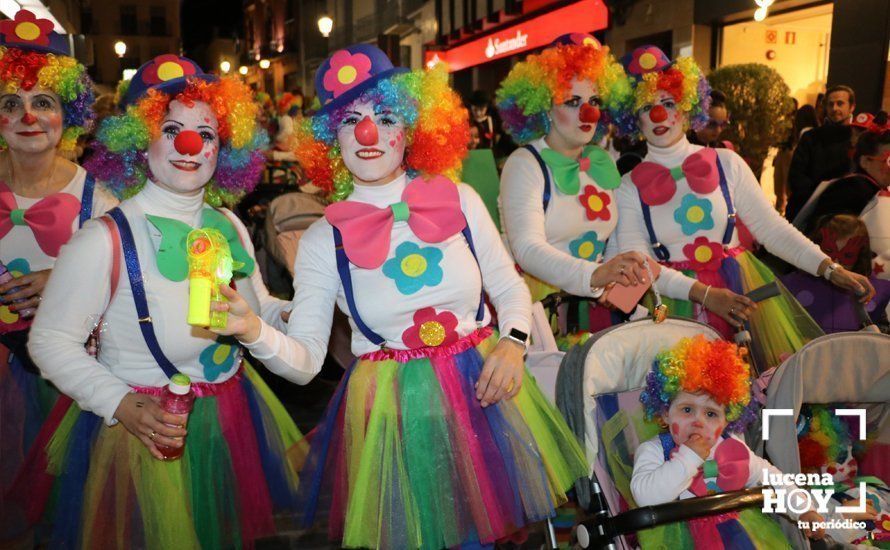 GALERÍA: Cientos de personas llenan de color y alegría el centro urbano con el pasacalles del Carnaval de Lucena