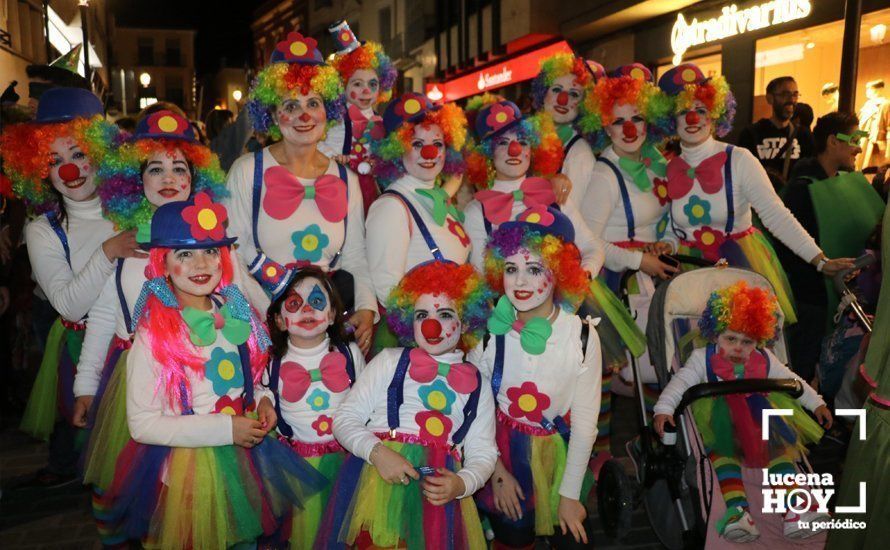 GALERÍA: Cientos de personas llenan de color y alegría el centro urbano con el pasacalles del Carnaval de Lucena