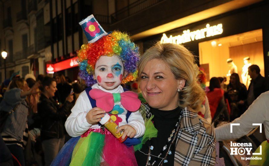 GALERÍA: Cientos de personas llenan de color y alegría el centro urbano con el pasacalles del Carnaval de Lucena