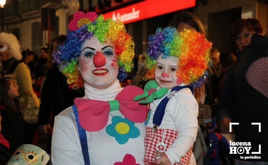 GALERÍA: Cientos de personas llenan de color y alegría el centro urbano con el pasacalles del Carnaval de Lucena