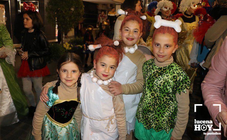 GALERÍA: Cientos de personas llenan de color y alegría el centro urbano con el pasacalles del Carnaval de Lucena