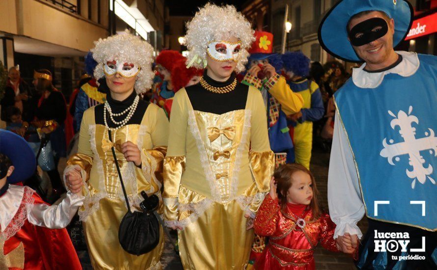 GALERÍA: Cientos de personas llenan de color y alegría el centro urbano con el pasacalles del Carnaval de Lucena