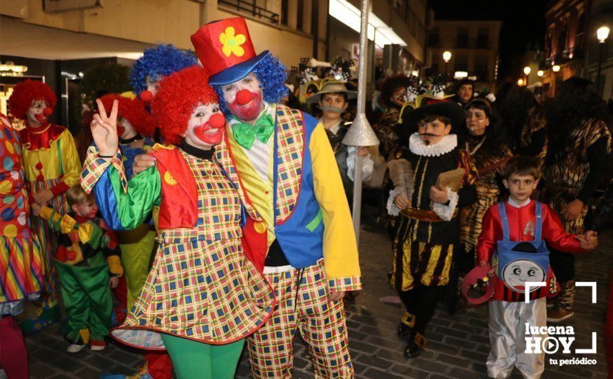 GALERÍA: Cientos de personas llenan de color y alegría el centro urbano con el pasacalles del Carnaval de Lucena