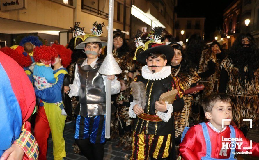 GALERÍA: Cientos de personas llenan de color y alegría el centro urbano con el pasacalles del Carnaval de Lucena