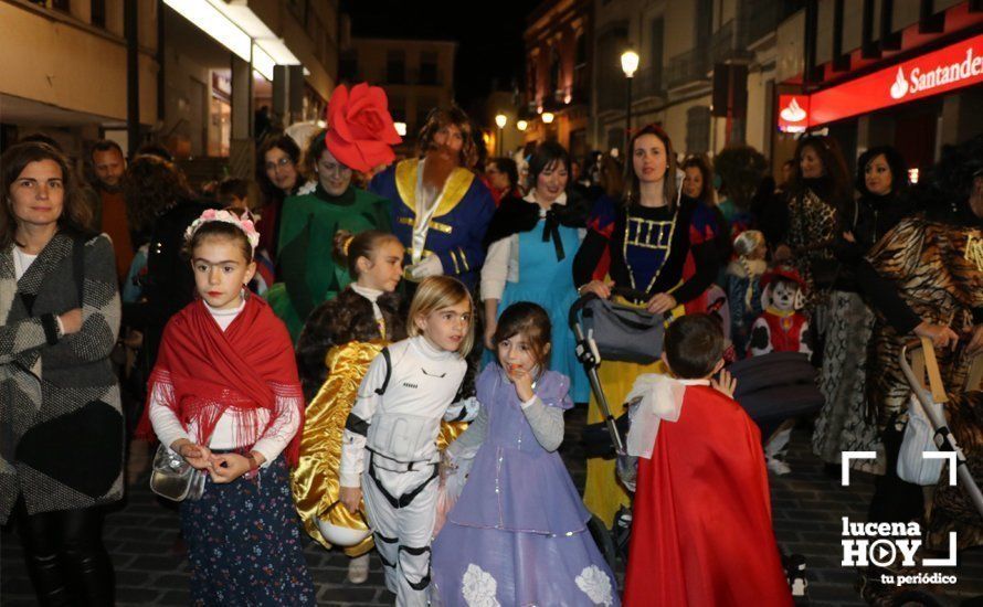 GALERÍA: Cientos de personas llenan de color y alegría el centro urbano con el pasacalles del Carnaval de Lucena