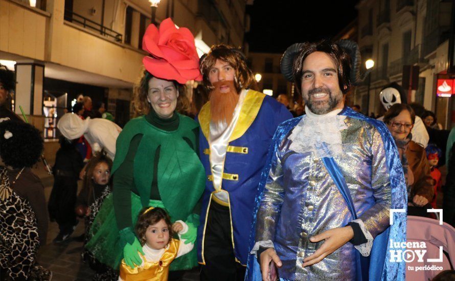 GALERÍA: Cientos de personas llenan de color y alegría el centro urbano con el pasacalles del Carnaval de Lucena