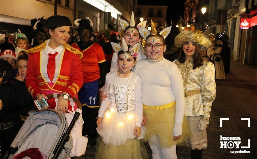 GALERÍA: Cientos de personas llenan de color y alegría el centro urbano con el pasacalles del Carnaval de Lucena