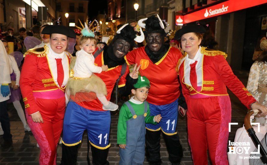 GALERÍA: Cientos de personas llenan de color y alegría el centro urbano con el pasacalles del Carnaval de Lucena