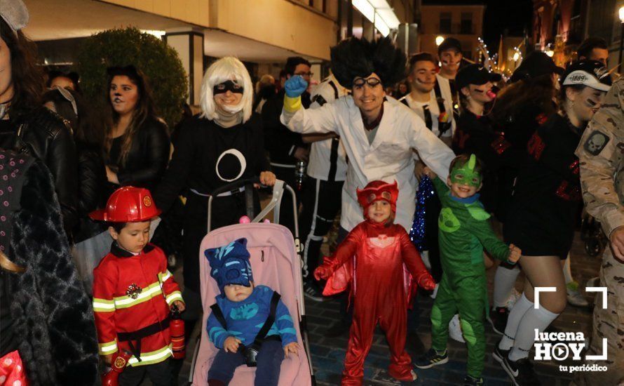 GALERÍA: Cientos de personas llenan de color y alegría el centro urbano con el pasacalles del Carnaval de Lucena