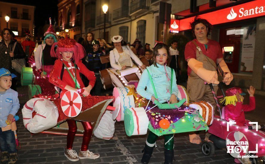 GALERÍA: Cientos de personas llenan de color y alegría el centro urbano con el pasacalles del Carnaval de Lucena