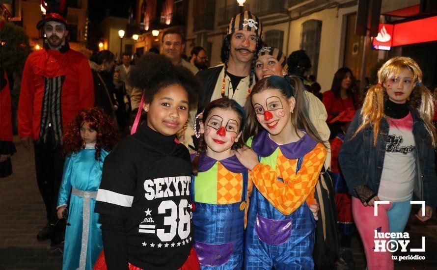 GALERÍA: Cientos de personas llenan de color y alegría el centro urbano con el pasacalles del Carnaval de Lucena