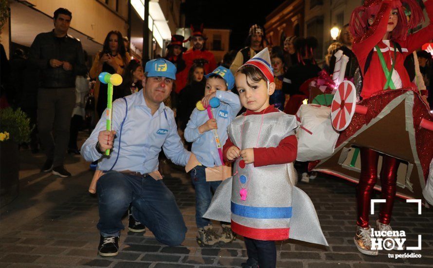 GALERÍA: Cientos de personas llenan de color y alegría el centro urbano con el pasacalles del Carnaval de Lucena