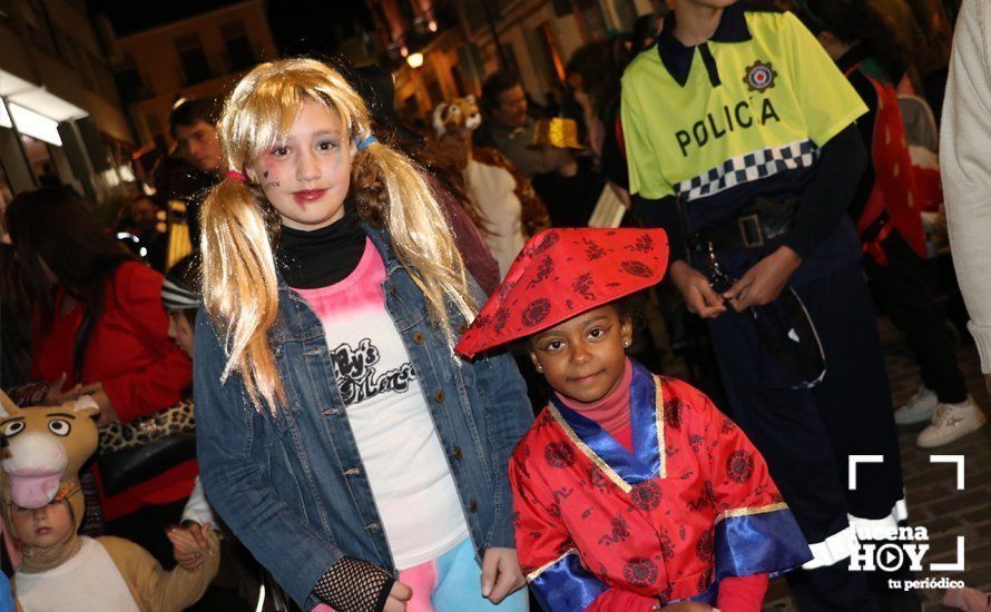 GALERÍA: Cientos de personas llenan de color y alegría el centro urbano con el pasacalles del Carnaval de Lucena