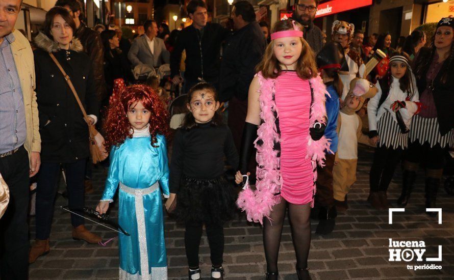 GALERÍA: Cientos de personas llenan de color y alegría el centro urbano con el pasacalles del Carnaval de Lucena