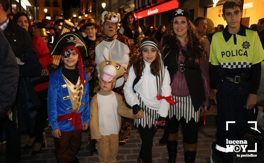 GALERÍA: Cientos de personas llenan de color y alegría el centro urbano con el pasacalles del Carnaval de Lucena