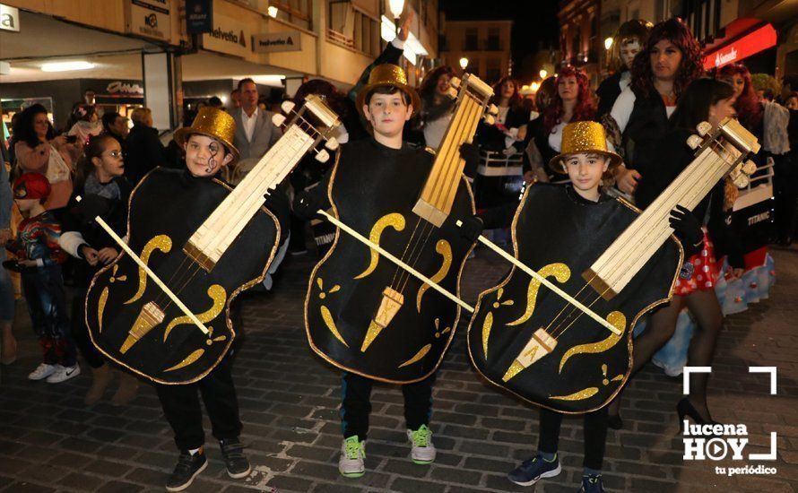 GALERÍA: Cientos de personas llenan de color y alegría el centro urbano con el pasacalles del Carnaval de Lucena