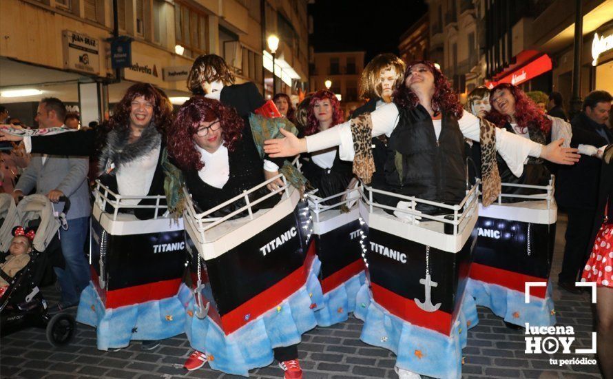 GALERÍA: Cientos de personas llenan de color y alegría el centro urbano con el pasacalles del Carnaval de Lucena