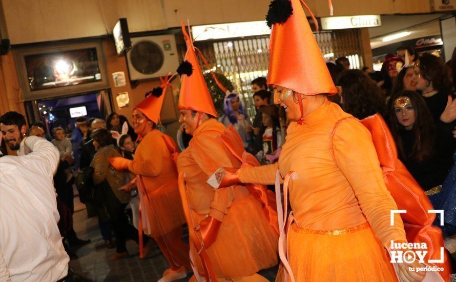 GALERÍA: Cientos de personas llenan de color y alegría el centro urbano con el pasacalles del Carnaval de Lucena