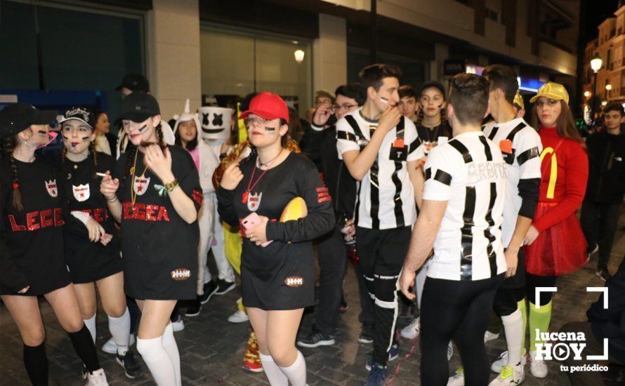 GALERÍA: Cientos de personas llenan de color y alegría el centro urbano con el pasacalles del Carnaval de Lucena