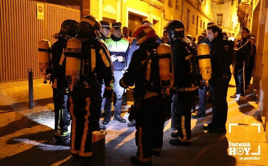 Una veintena de vecinos son desalojados por un incendio en Lucena