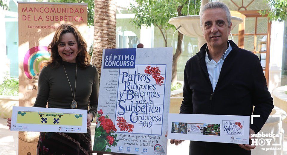  Cati Molina y Juan Pérez durante la presentación del certamen de patios y balcones de la Subbética. 