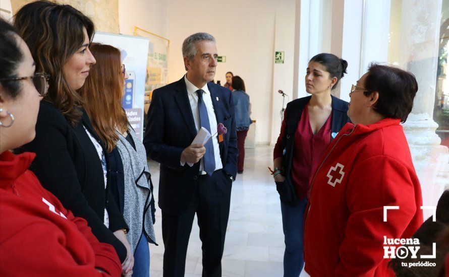  El alcalde conversa con algunos de los voluntarios presentes en la jornada 