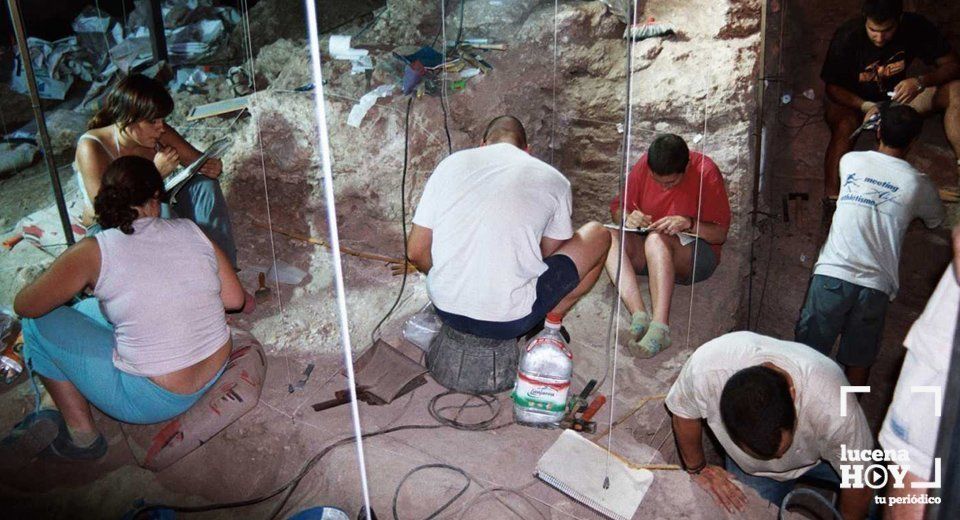  Trabajo en la "covacha" de la Cueva del Ángel. Archivo 