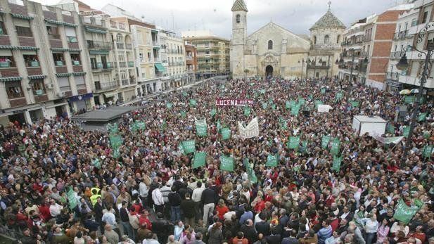 La plataforma espera repetir esta imagen de la gran manifestación "Lucena por su hospital" en 2006