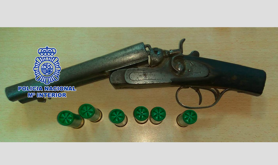  Arma modificada y cartuchos recuperados por la policía 