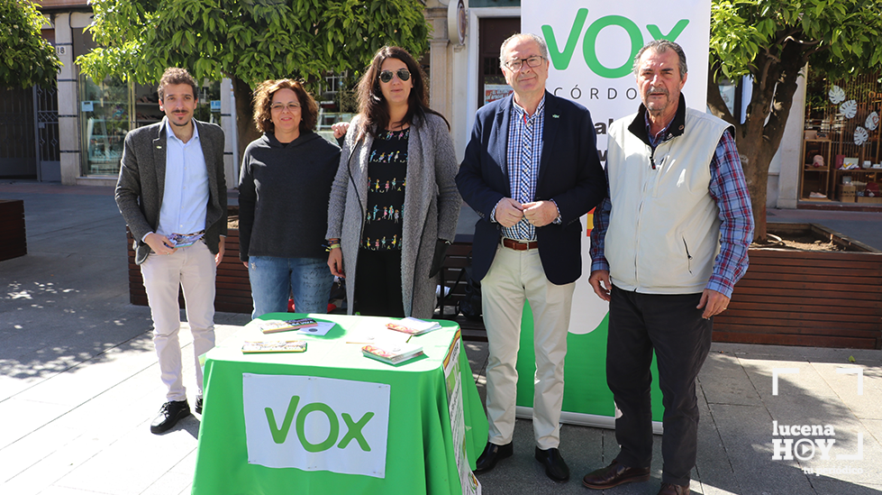  Mesa informativa de Vox en la Plaza Nueva 