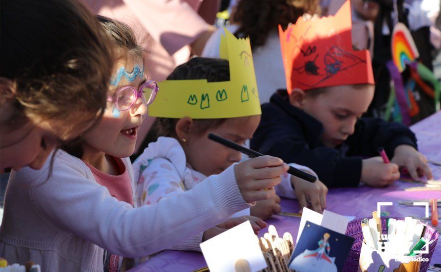 GALERÍA: "Tarde de libros" llena de juegos y literatura la Plaza Nueva