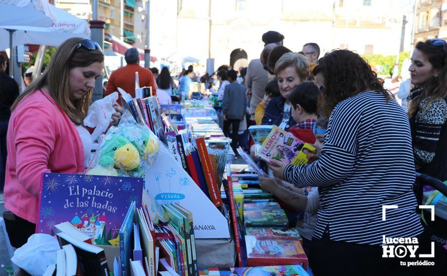 GALERÍA: "Tarde de libros" llena de juegos y literatura la Plaza Nueva