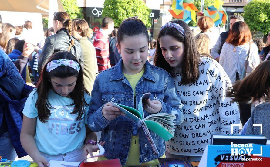 GALERÍA: "Tarde de libros" llena de juegos y literatura la Plaza Nueva