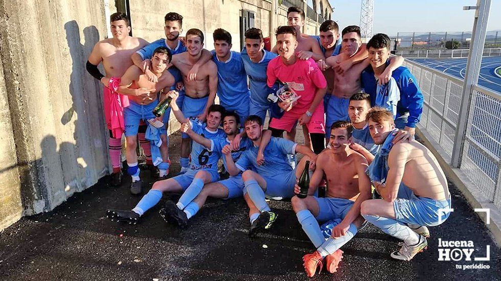  Componentes del Fundación Lucena C.F. celebran el ascenso en Montilla 