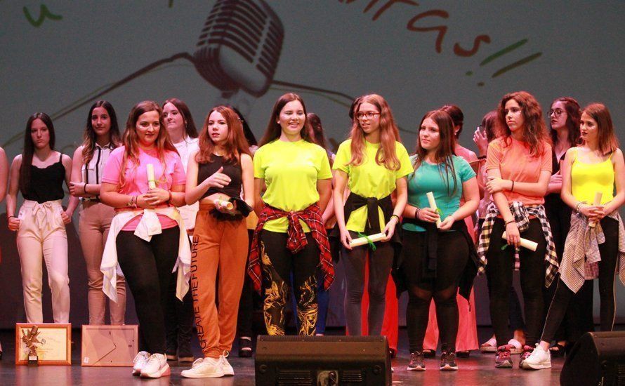 GALERÍA: Silvia Muñoz gana el concurso "Tú sí que cantas" del IES Sierra de Aras, que este año destinó su recaudación a ANNES