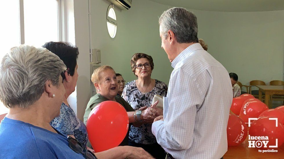  Juan Pérez junto a algunas vecinas en el centro cívico de La Calzada 