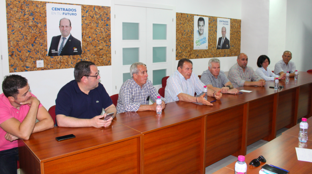  Algunos de los representantes vecinales participantes en la reunión 