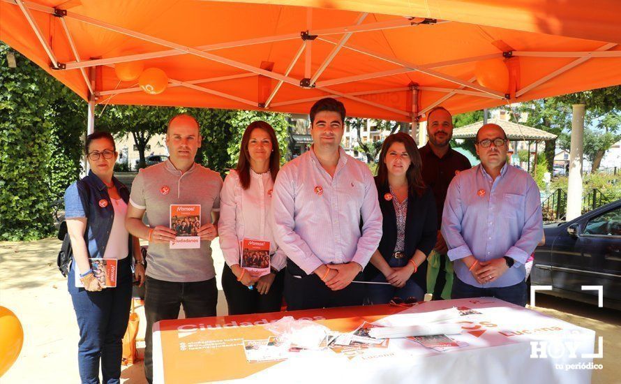  Jesús López junto a varios miembros de la candidatura de Ciudadanos Lucena, hoy en el Paseo de Rojas 